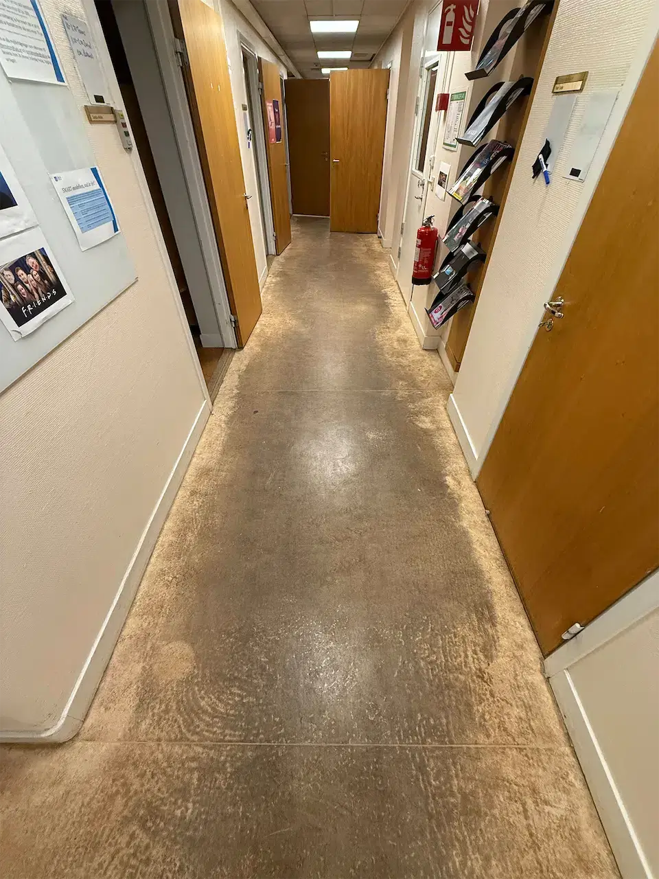 Slitet smutsigt linoleumgolv före renovering