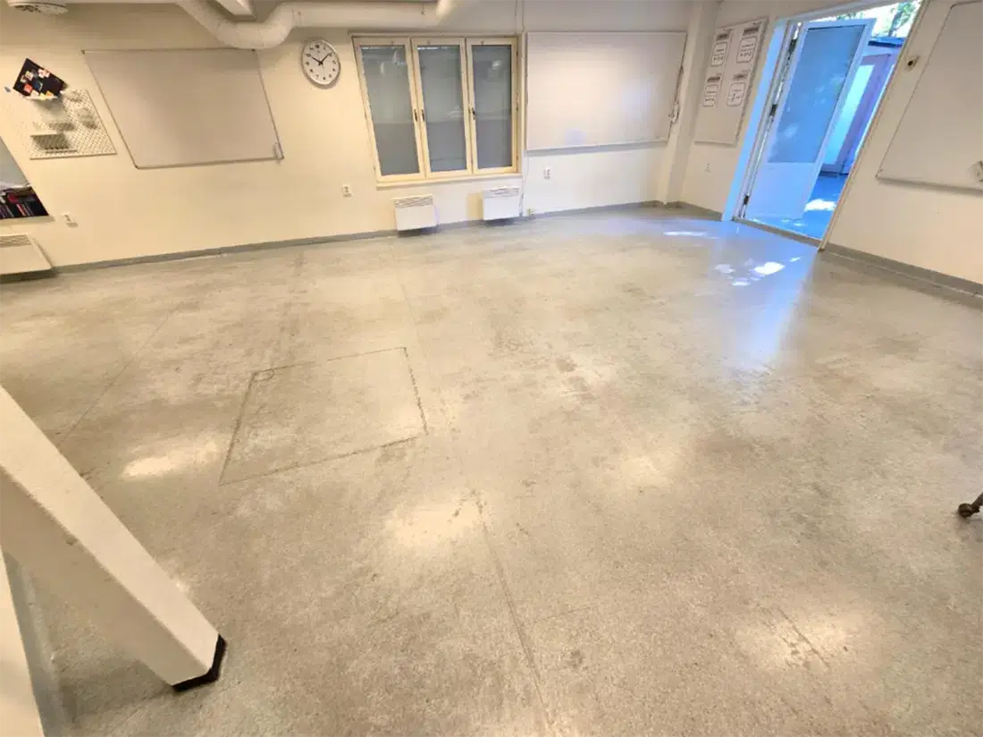 Före-bild av golvrenovering i skola